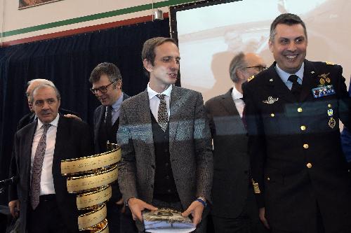 Il governatore del Friuli Venezia Giulia Massimiliano Fedriga con il comandante del Secondo stormo Andrea Amadori, il direttore del Giro d'Italia Mauro Vegni e il direttore generale di Rcs sport Paolo Bellino